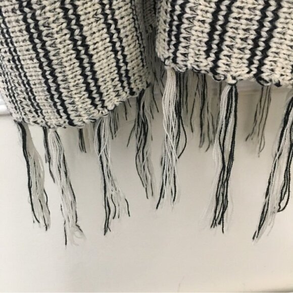 MOLLY Bracken Creme Black Knit One Size Boho Tassel Duster - Picture 6 of 8